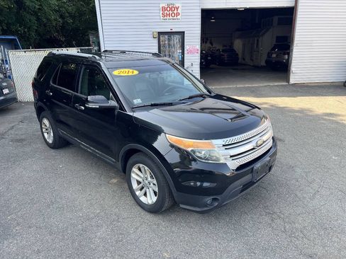 Used 2014 Ford Explorer XLT w/ Equipment Group 202A AWD/4WD image 13