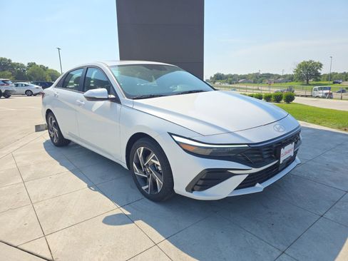 New 2025 Hyundai Elantra Limited image 3