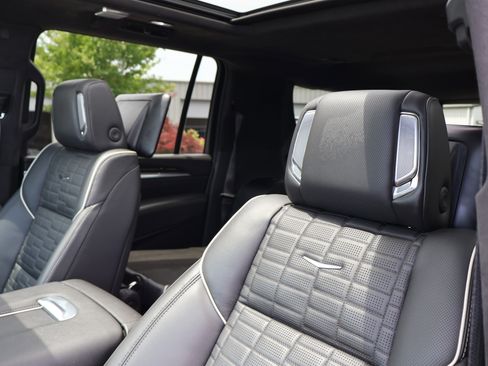 Used 2025 Cadillac Escalade ESV Sport Platinum AWD/4WD image 12
