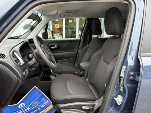 Used 2023 Jeep Renegade Latitude AWD/4WD image 16