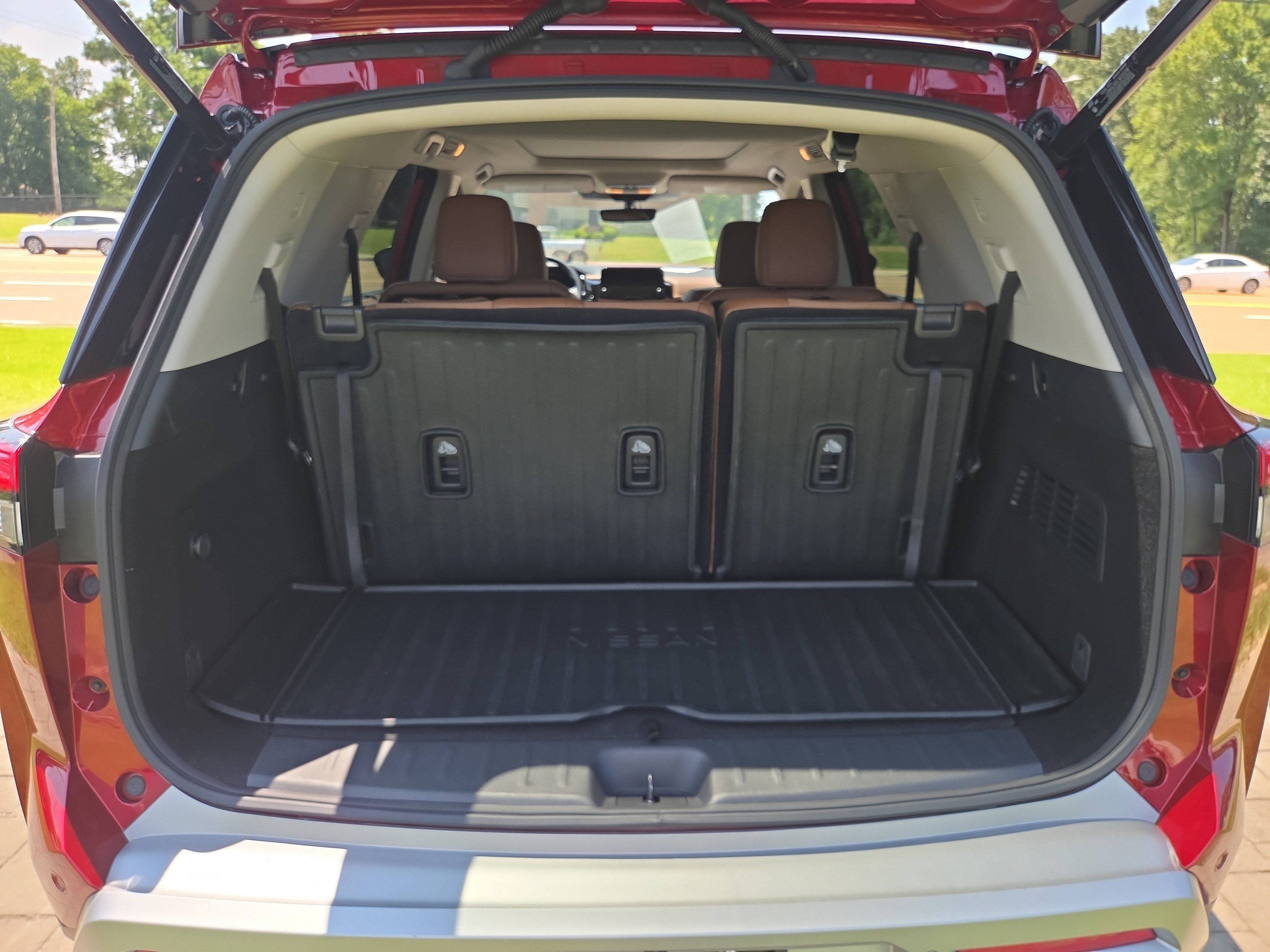 Used 2024 Nissan Pathfinder Platinum FWD image 10