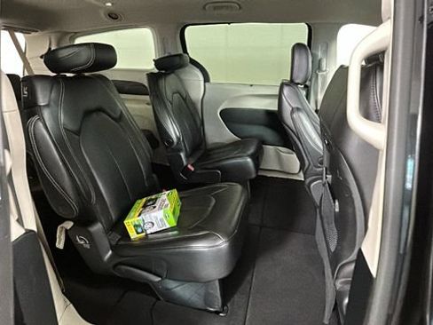 Used 2023 Chrysler Pacifica Touring-L FWD image 29