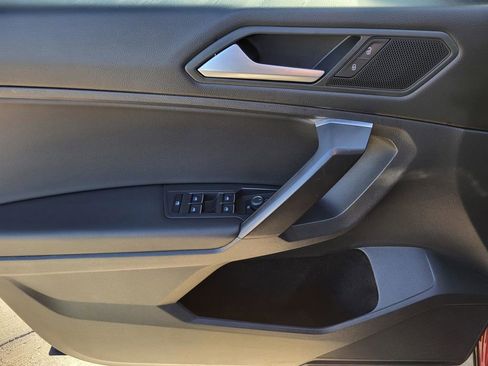 Used 2021 Volkswagen Tiguan SE w/ Panoramic Sunroof Package image 18