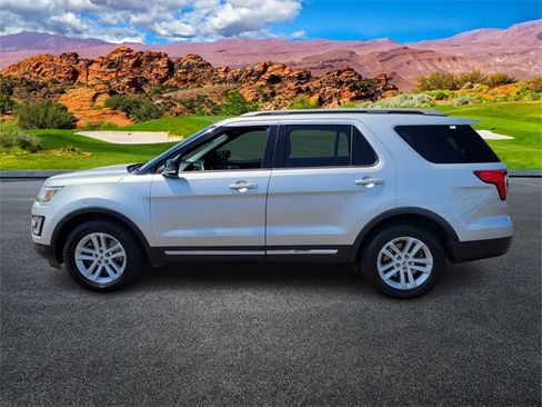 Used 2017 Ford Explorer XLT w/ Equipment Group 202A image 7