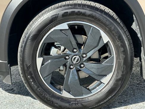 Used 2025 Nissan Rogue SV w/ SV Premium Package image 26