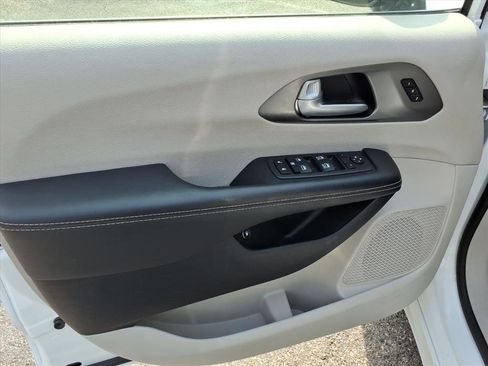 Used 2024 Chrysler Pacifica Limited FWD image 22