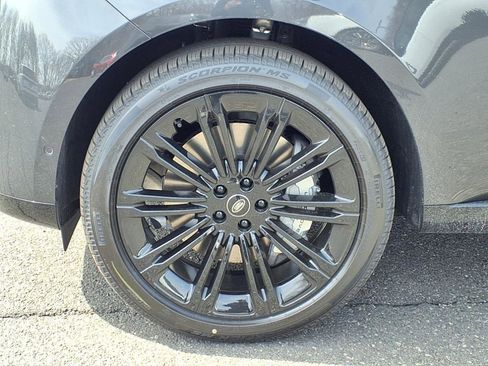 New 2025 Land Rover Range Rover Long Wheelbase SE image 9