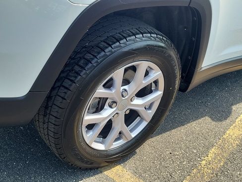 Certified 2022 Jeep Grand Cherokee Limited AWD/4WD image 5