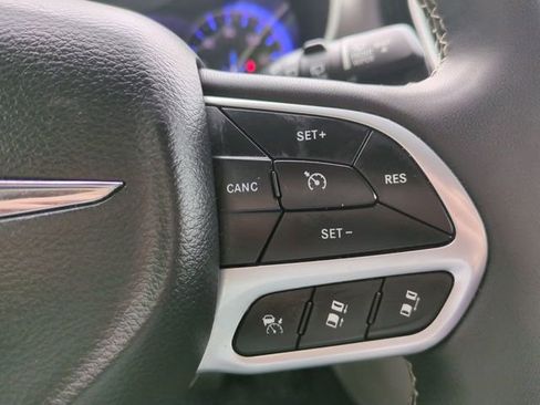 Used 2024 Chrysler Pacifica Touring-L image 25