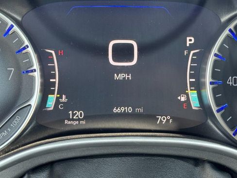 Used 2023 Chrysler Pacifica Touring-L FWD image 22