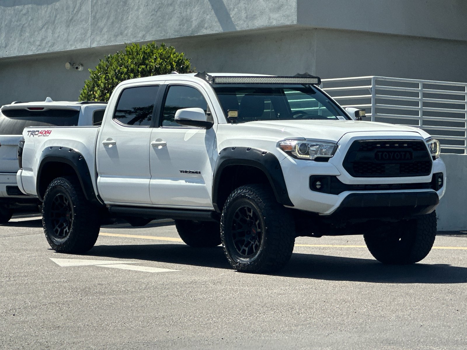 Used 2018 Toyota Tacoma TRD Off-Road w/ Technology Package AWD/4WD image 8