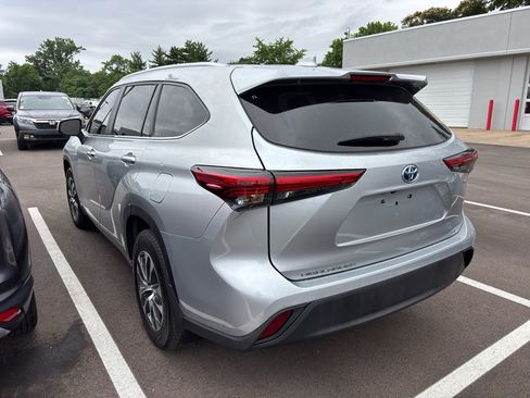 Used 2023 Toyota Highlander XLE AWD/4WD image 3