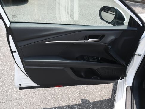 Used 2025 Toyota Camry SE FWD image 9
