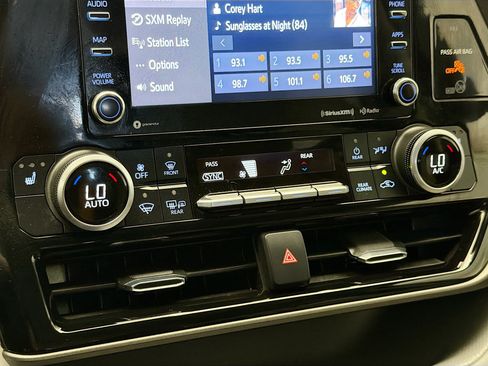 Used 2022 Toyota Highlander XLE AWD/4WD image 10