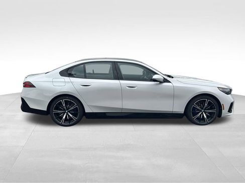 New 2026 BMW 550e xDrive w/ Executive Package image 2