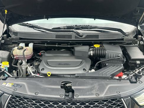 Used 2024 Chrysler Pacifica Touring-L image 25