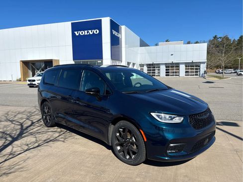 Used 2025 Chrysler Pacifica Limited FWD image 2