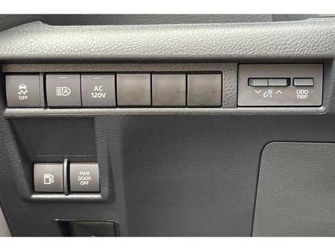 Used 2022 Toyota Sienna XSE image 40