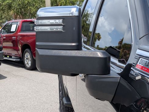 Used 2022 GMC Sierra 2500 Denali w/ Denali Black Diamond Edition AWD/4WD image 11