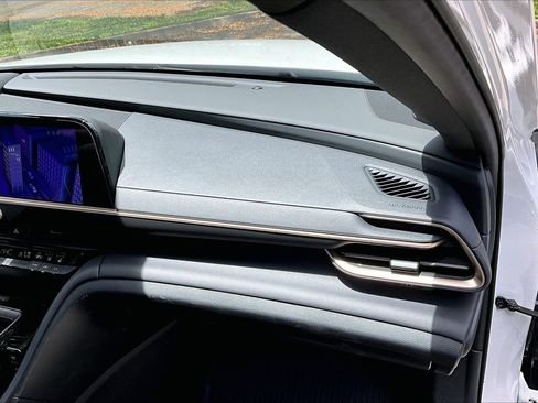 Used 2025 Toyota Crown Signia w/ Advanced Technology Package image 23