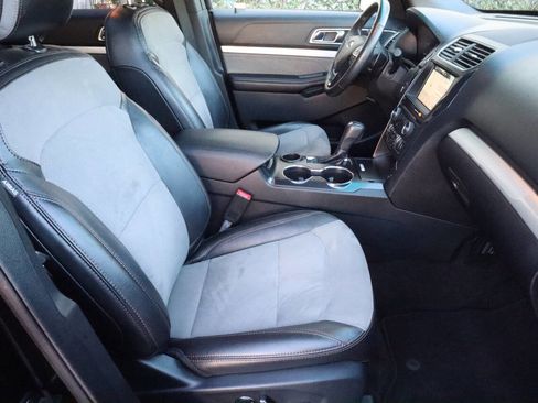 Used 2017 Ford Explorer XLT image 9