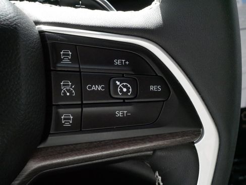 Used 2023 Jeep Grand Cherokee Limited w/ Luxury Tech Group II AWD/4WD image 25