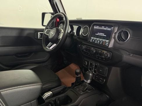 Used 2022 Jeep Wrangler Unlimited Sahara w/ Cold Weather Group AWD/4WD image 17