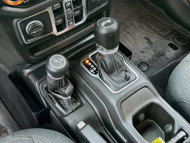 Used 2025 Jeep Wrangler Unlimited Sport AWD/4WD image 17