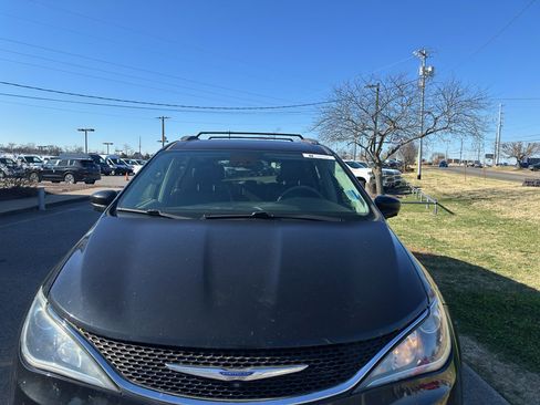 Used 2020 Chrysler Pacifica Touring-L Plus w/ Tire & Wheel Group image 10