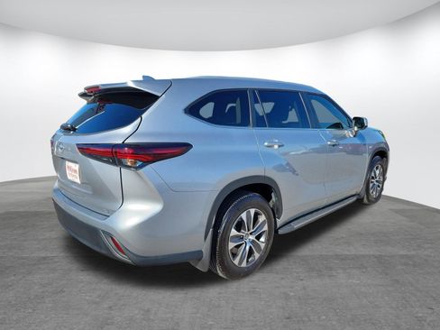 Used 2024 Toyota Highlander XLE FWD image 5