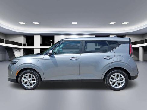 Used 2025 Kia Soul LX FWD image 2