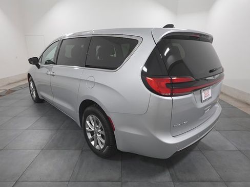 Used 2024 Chrysler Pacifica Touring-L image 3