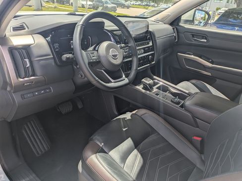 Used 2024 Nissan Pathfinder Platinum AWD/4WD image 16