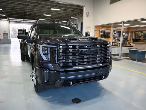 Used 2024 GMC Sierra 3500 Denali Ultimate image 3