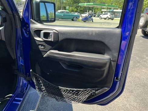 Used 2018 Jeep Wrangler Unlimited Sahara w/ Cold Weather Group AWD/4WD image 37