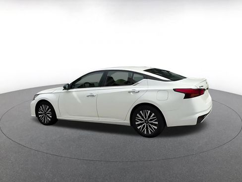 Used 2025 Nissan Altima 2.5 SV FWD image 10