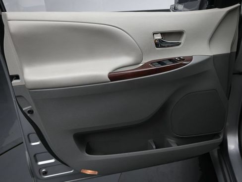 Used 2014 Toyota Sienna XLE FWD image 18