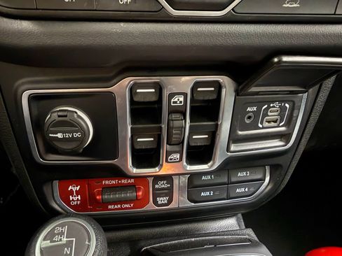 Used 2025 Jeep Wrangler Unlimited Rubicon w/ Convenience Group AWD/4WD image 20