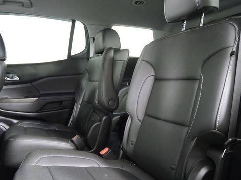 Used 2023 GMC Acadia SLT w/ Technology Package FWD image 12