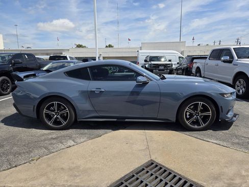 Used 2025 Ford Mustang Coupe RWD image 4