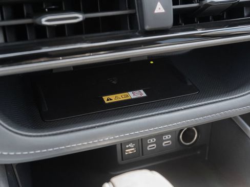 Used 2024 Toyota Highlander XLE AWD/4WD image 36