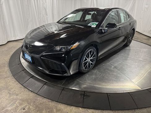 Used 2023 Toyota Camry SE image 1