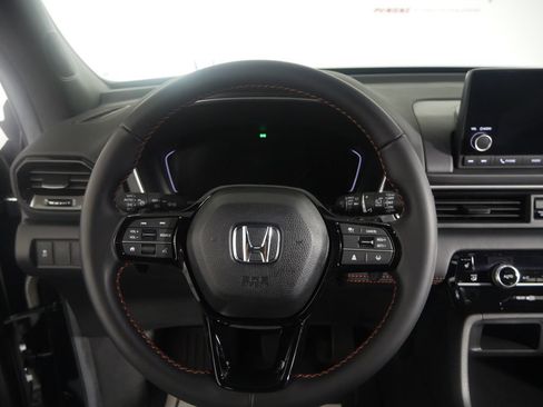Used 2025 Honda Pilot Sport image 13