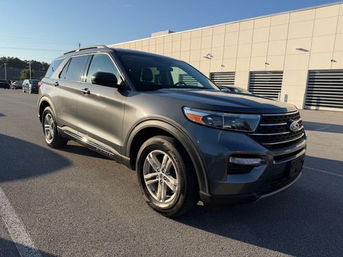 Used 2024 Ford Explorer XLT w/ Equipment Group 202A RWD image 4