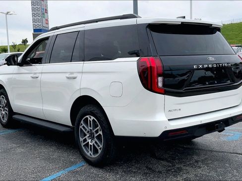 Used 2025 Ford Expedition Active AWD/4WD image 2