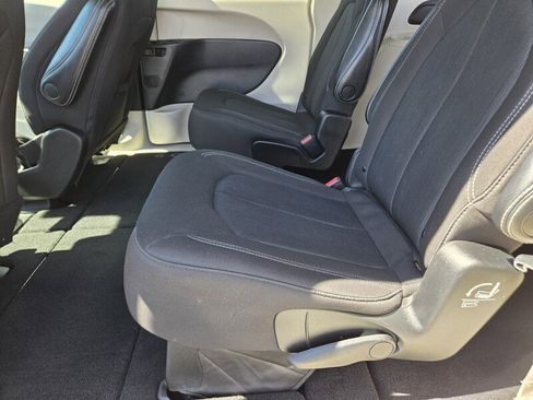 Used 2022 Chrysler Voyager LX FWD image 12