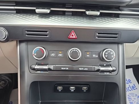 Certified 2022 Kia Carnival LX FWD image 17