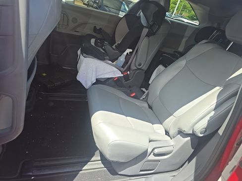 Used 2021 Toyota Sienna XLE FWD image 10
