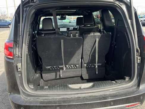 Used 2023 Chrysler Pacifica Limited w/ Uconnect Theater Family Group image 12