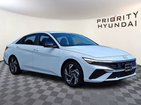 Certified 2025 Hyundai Elantra Sport FWD image 3